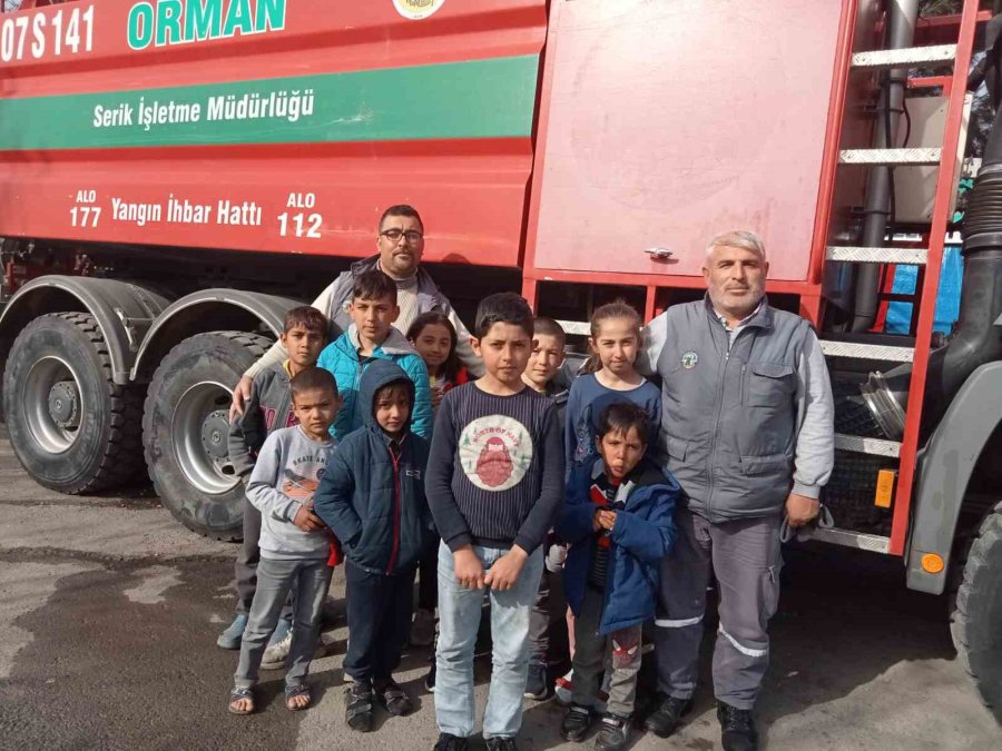 Biriktirdiği Parayı, Oyuncağı İle Birlikte Deprem Bölgesine Gönderdi