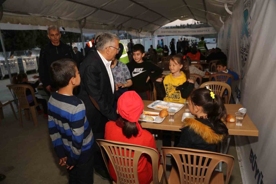 Başkan Büyükkılıç, Konteyner Kent’te Depremzedelerle Bir Araya Geldi