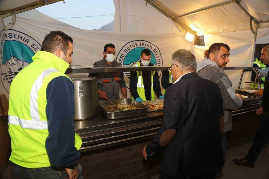 Başkan Büyükkılıç, Konteyner Kent’te Depremzedelerle Bir Araya Geldi