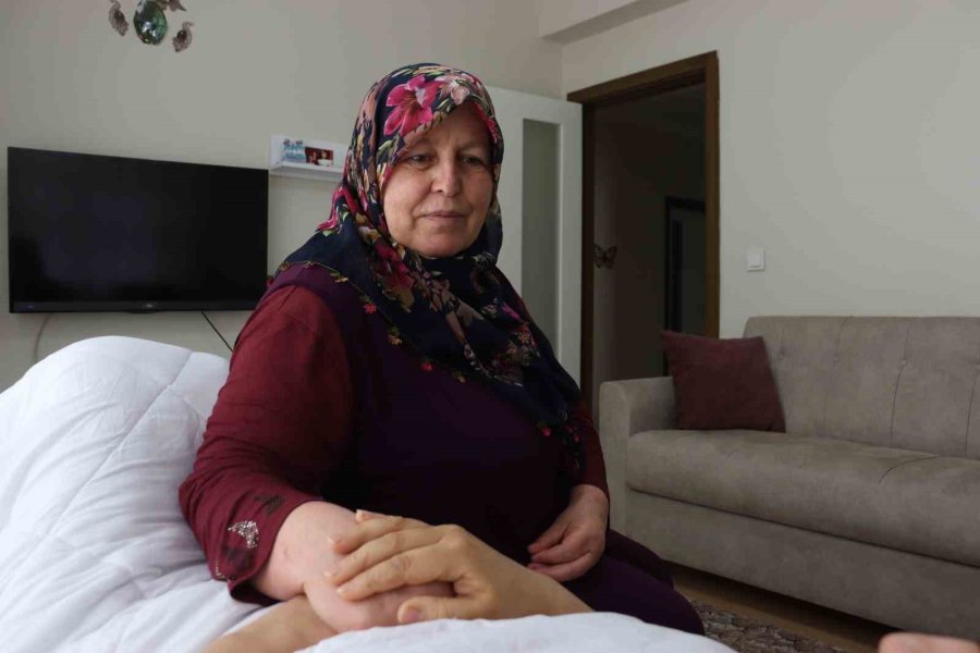 Yaralı Depremzedeye Ve Bebeğine Evini Açtı, Anne Şefkatiyle Bakıyor