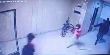 Kayseri’deki Depremde Vatandaşlar Panikle Kendilerini Sokağa Attı