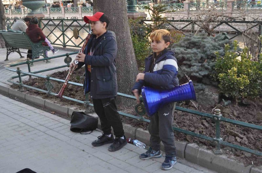 Minik Müzisyenler Görenlerin İçini Isıttı