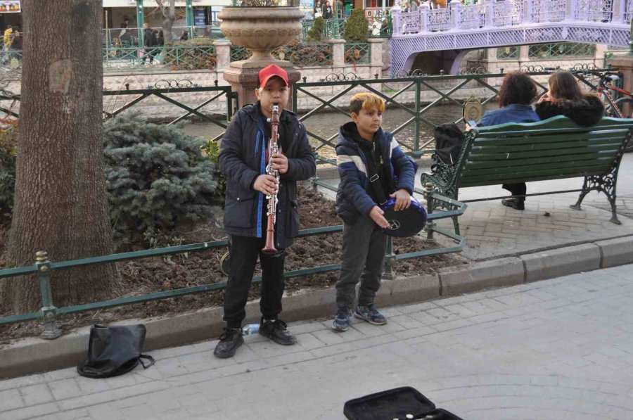 Minik Müzisyenler Görenlerin İçini Isıttı