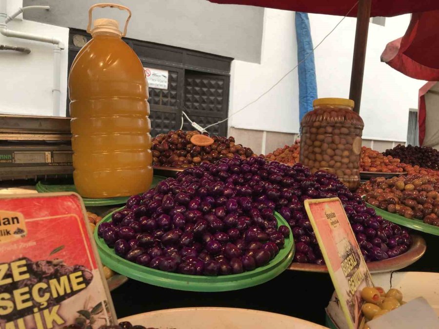 Pazar Esnafı Mor Zeytin Ve Asma Yaprağı Salamurasının Talep Görmesinden Memnun