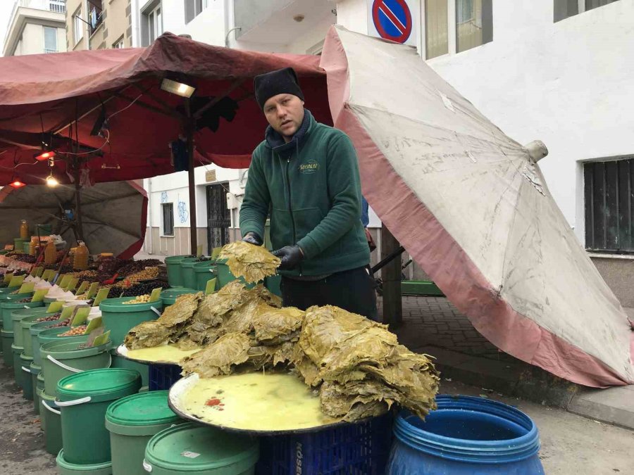 Pazar Esnafı Mor Zeytin Ve Asma Yaprağı Salamurasının Talep Görmesinden Memnun