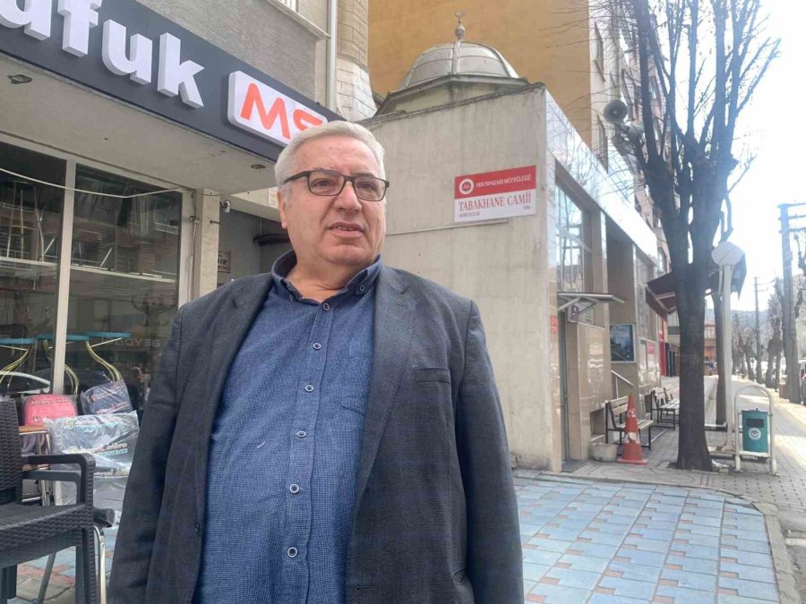 İki Apartmanın Arasında Sıkışıp Kalan Cami Bulunamıyor