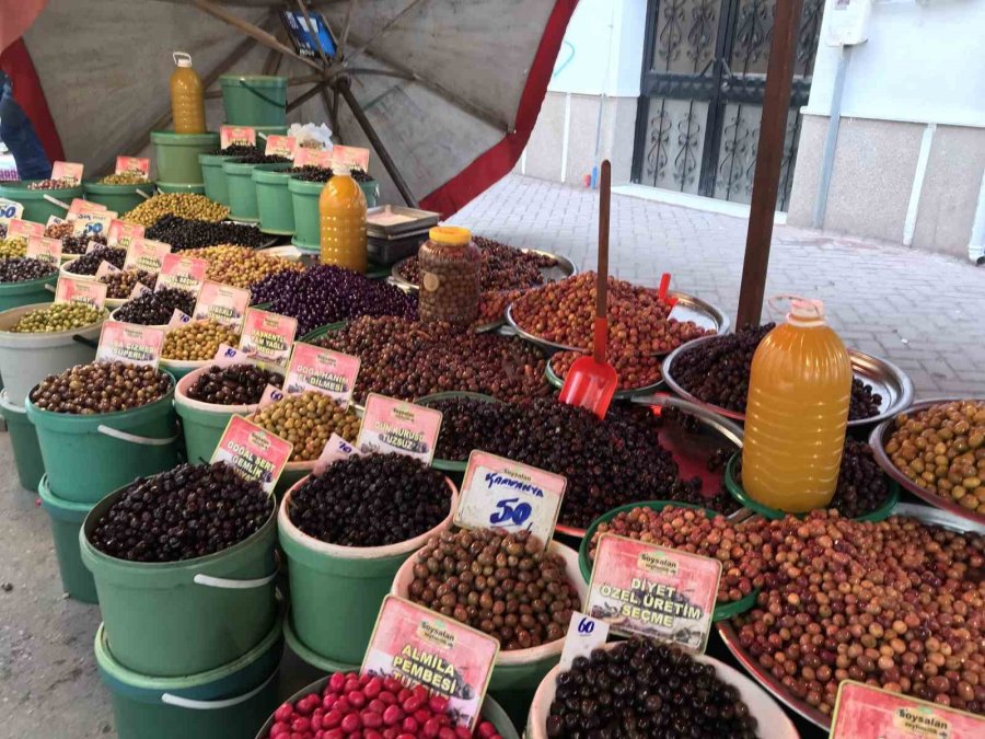 Pazar Esnafı Mor Zeytin Ve Asma Yaprağı Salamurasının Talep Görmesinden Memnun