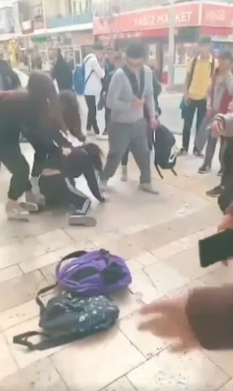 Kız Öğrenciler, 14 Yaşındaki Kızı Saçlarından Tutup Dövdü