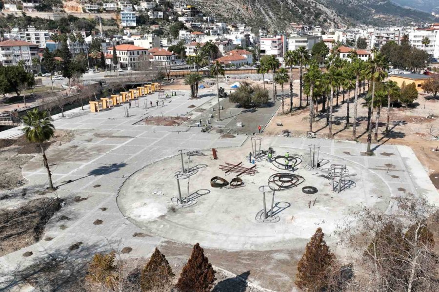 Finike Cumhuriyet Meydanı Projesi’nin Yüzde 70’i Tamamlandı