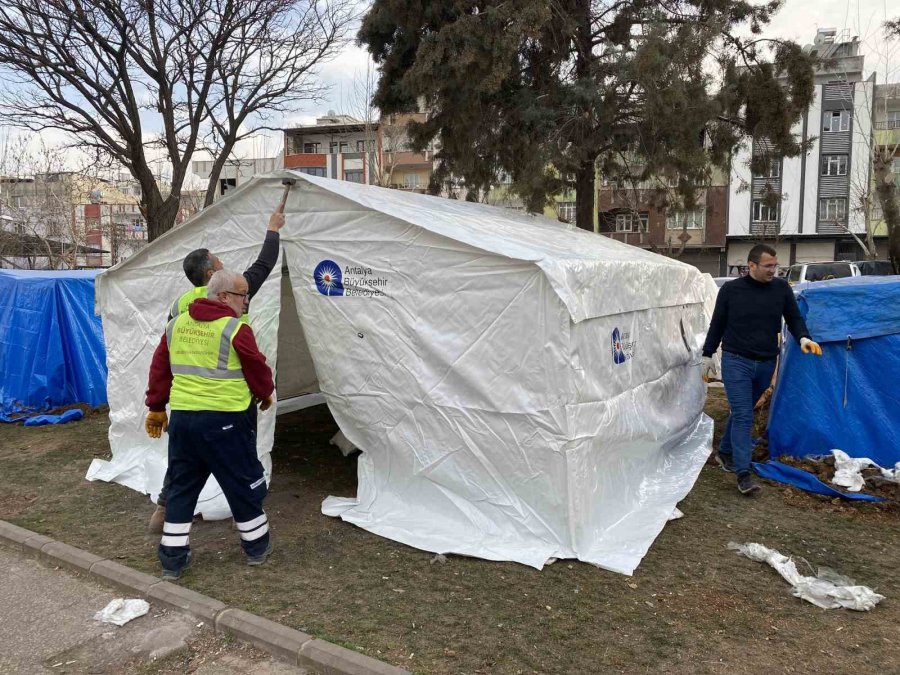 Büyükşehir Belediyesi Deprem Bölgesinde Yaraları Sarıyor