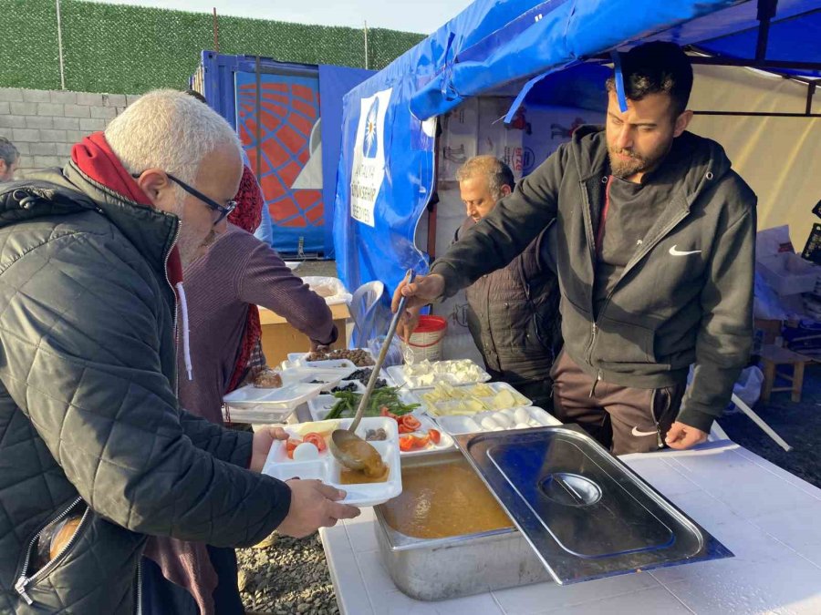 Büyükşehir Belediyesi Deprem Bölgesinde Yaraları Sarıyor