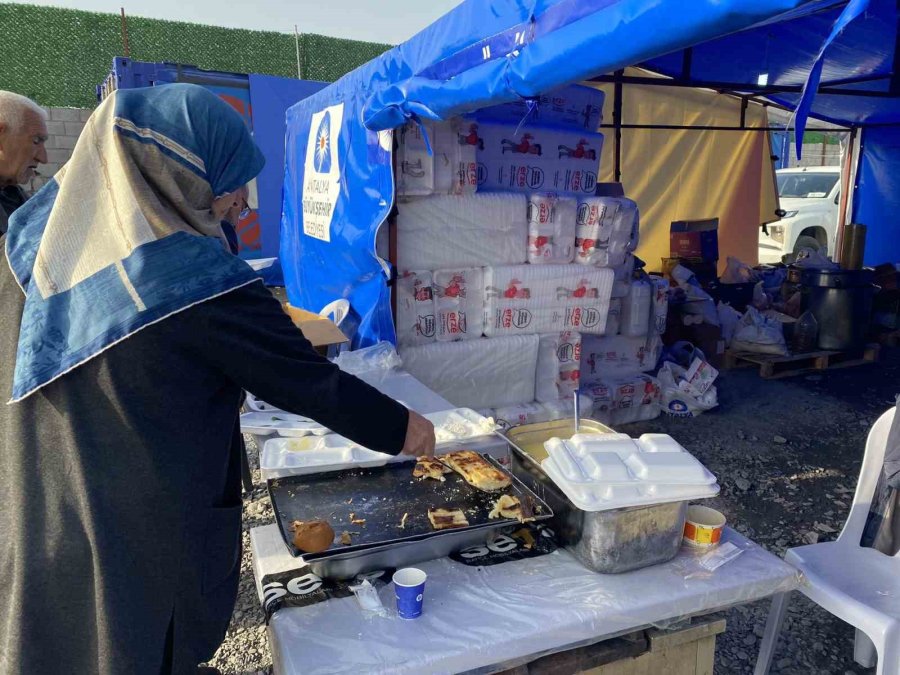 Büyükşehir Belediyesi Deprem Bölgesinde Yaraları Sarıyor