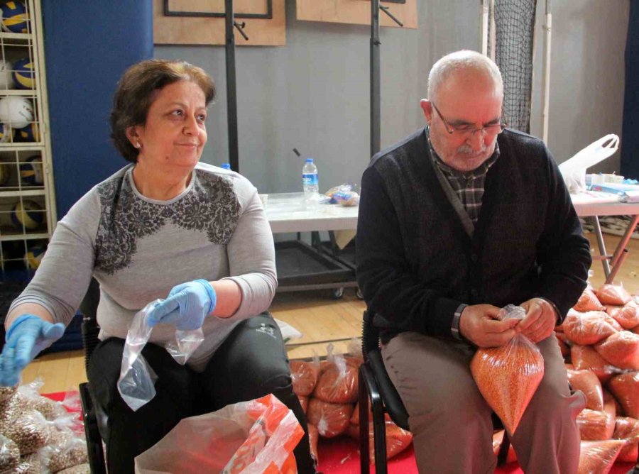 14 Yakınını Kaybetti, Acısını Unutup Yardıma Koştu