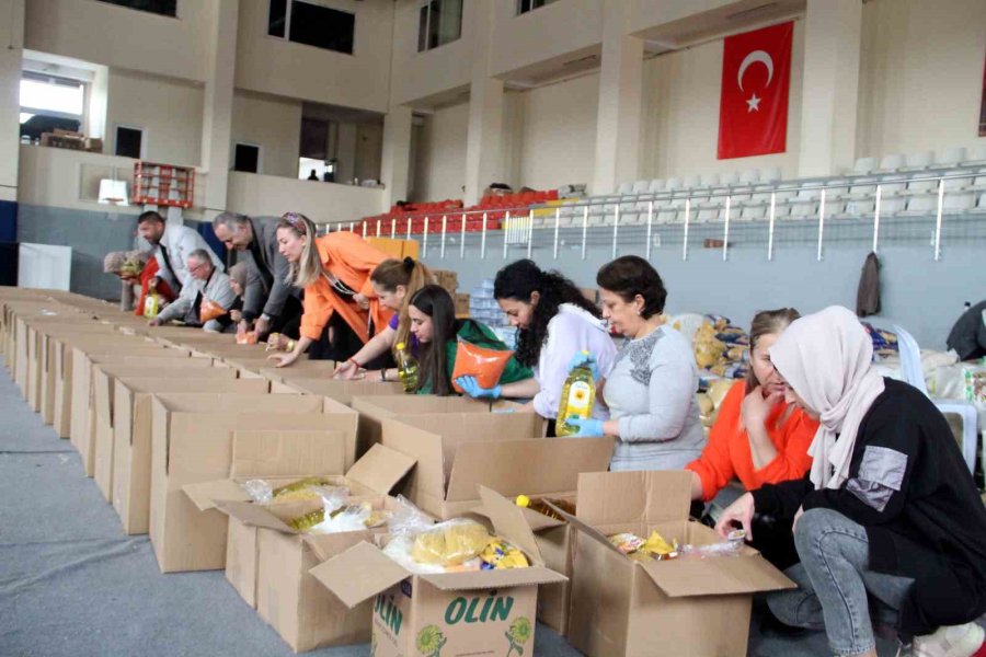 14 Yakınını Kaybetti, Acısını Unutup Yardıma Koştu