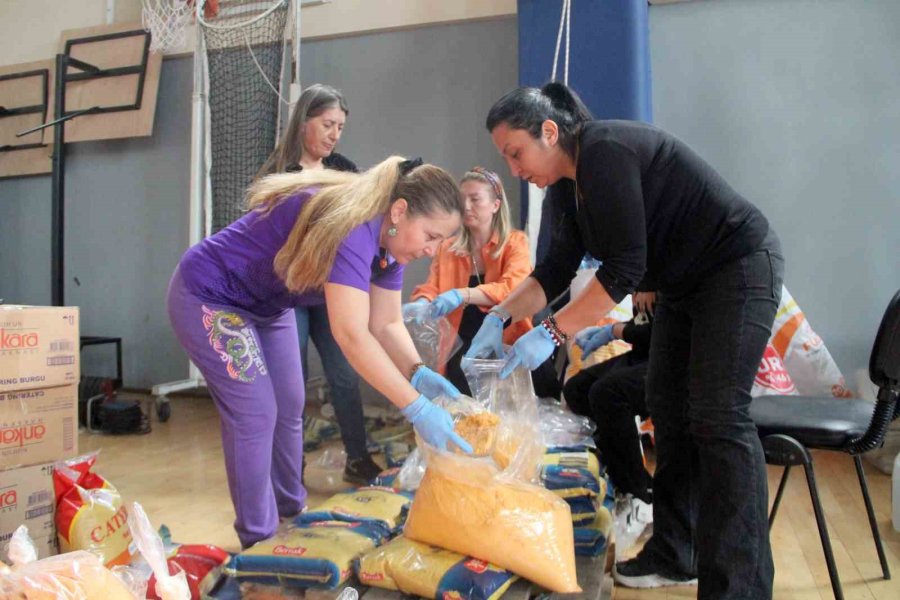 14 Yakınını Kaybetti, Acısını Unutup Yardıma Koştu