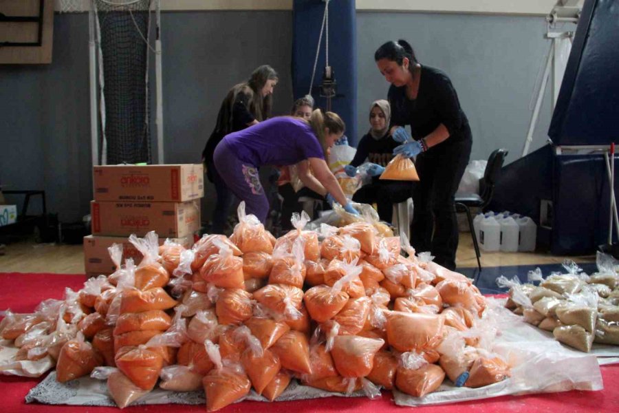 14 Yakınını Kaybetti, Acısını Unutup Yardıma Koştu