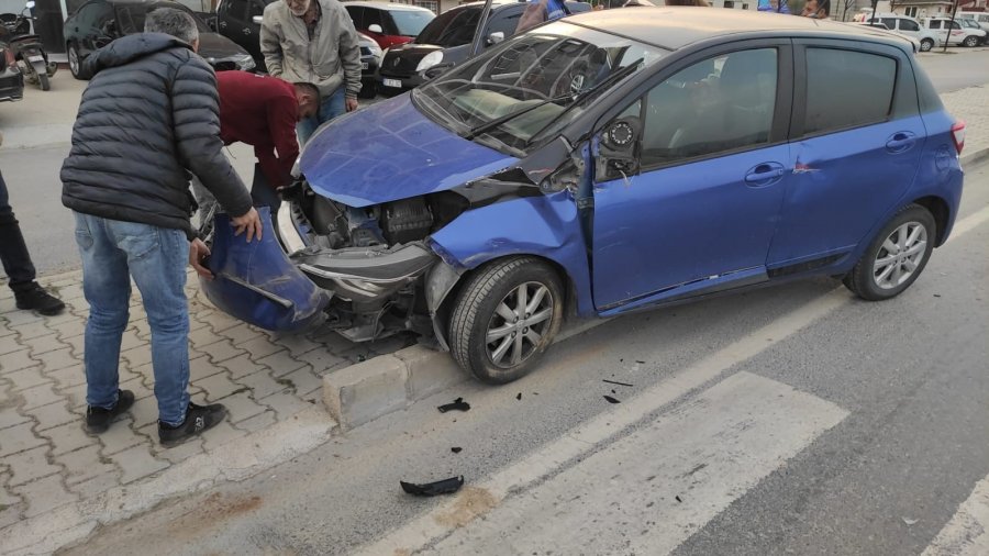 Depremzedeler Dönüş Yolunda Kaza Yaptı: 2 Yaralı