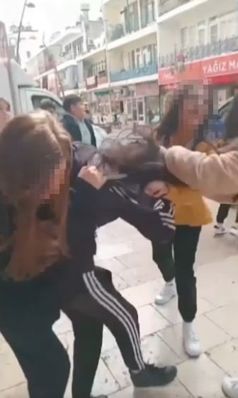 Kız Öğrenciler, 14 Yaşındaki Kızı Saçlarından Tutup Dövdü
