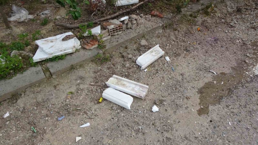 Kriz Geçirip Evi Ateşe Verdi, Müdahale İçin Gelen Ekiplere Ecel Teri Döktürdü