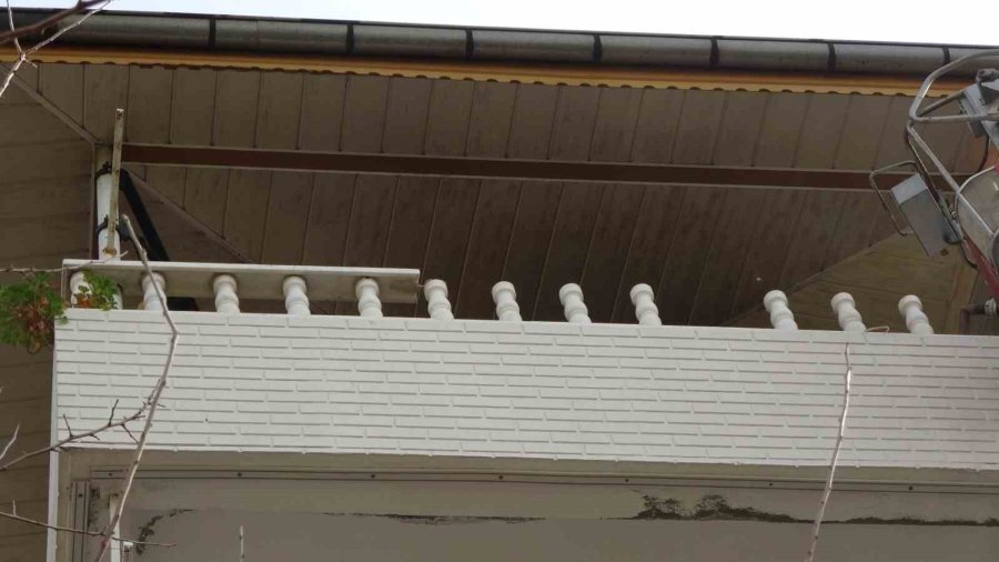 Kriz Geçirip Evi Ateşe Verdi, Müdahale İçin Gelen Ekiplere Ecel Teri Döktürdü