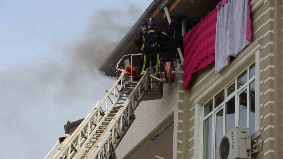 Kriz Geçirip Evi Ateşe Verdi, Müdahale İçin Gelen Ekiplere Ecel Teri Döktürdü