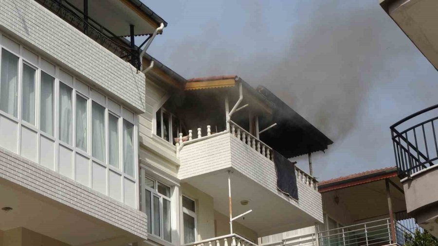 Kriz Geçirip Evi Ateşe Verdi, Müdahale İçin Gelen Ekiplere Ecel Teri Döktürdü