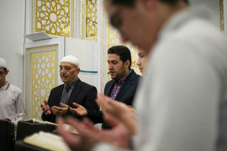 Depremzede Dedenin Ağlayarak Yaptığı Hatim Talebini Yerine Getirdiler