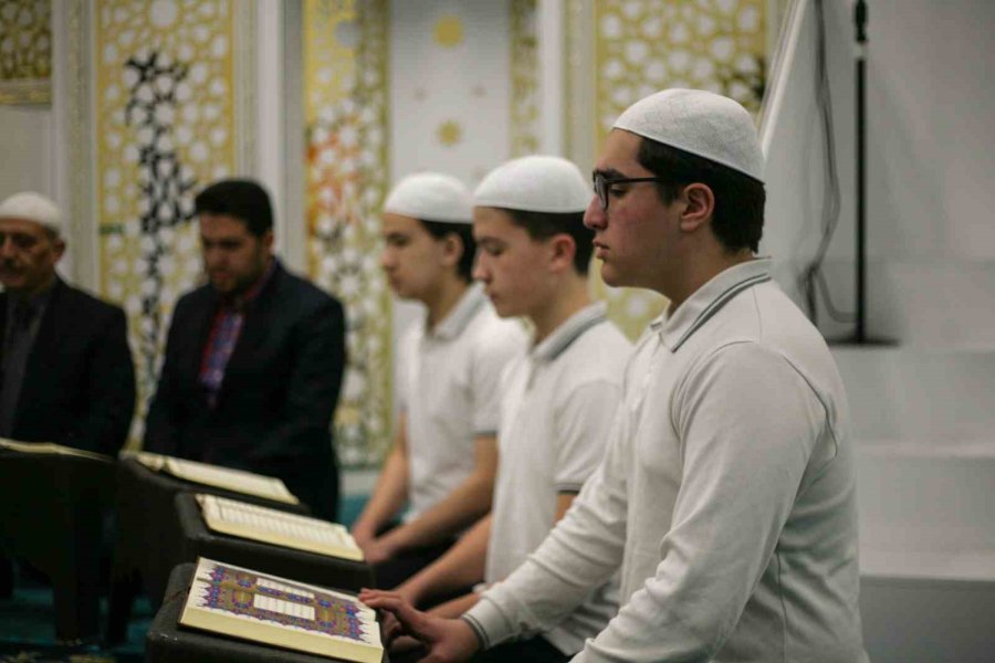 Depremzede Dedenin Ağlayarak Yaptığı Hatim Talebini Yerine Getirdiler