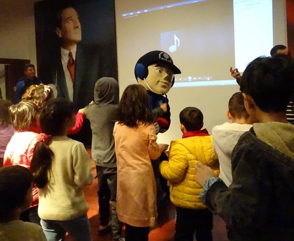 Depremzede Çocuklar Hacivat Karagöz Oyunu İle Keyifli Vakit Geçirdi