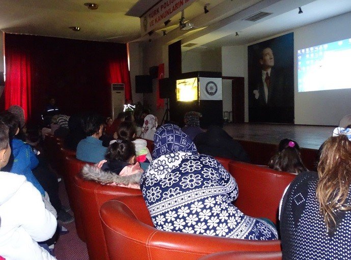 Depremzede Çocuklar Hacivat Karagöz Oyunu İle Keyifli Vakit Geçirdi