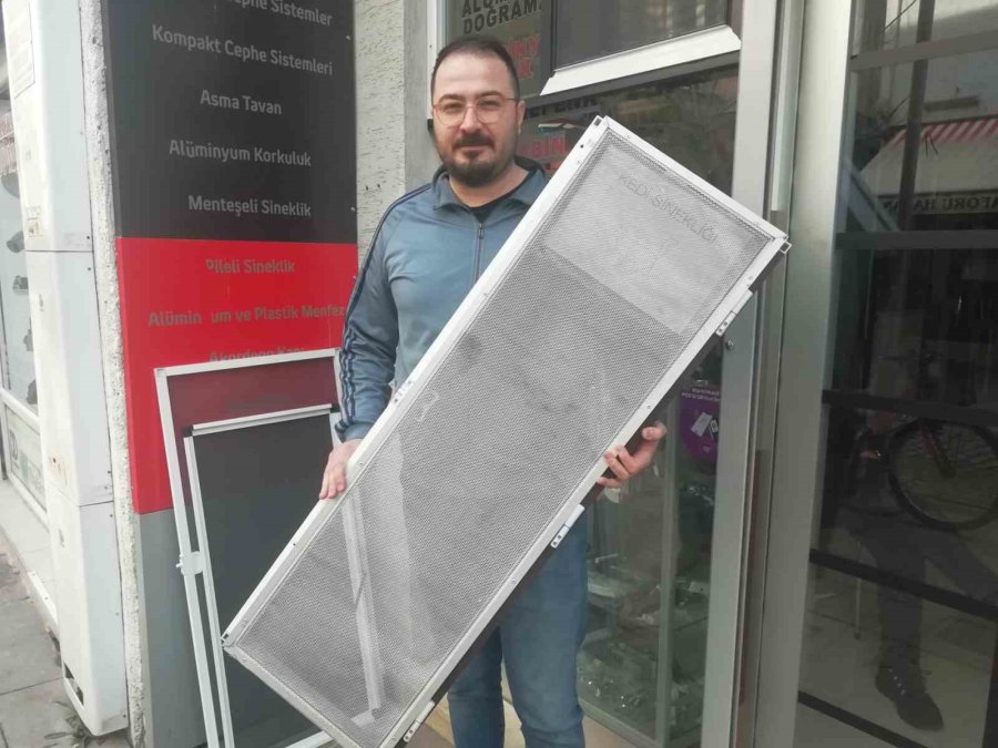 Kediler Camdan Düşmesinler Diye Alüminyumdan Sineklik Üretti