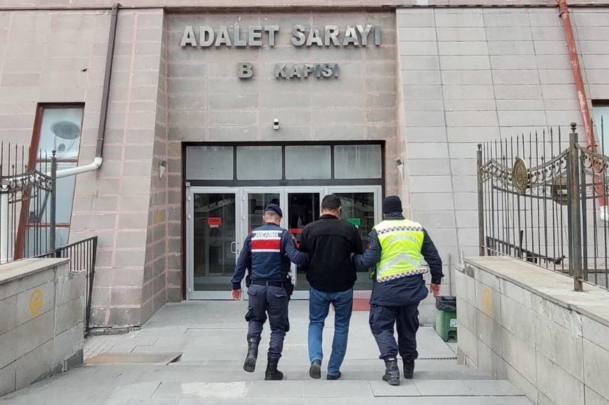 Hapis Cezası Bulunan Firari Şüpheli Jandarma Ekiplerince Yakalandı