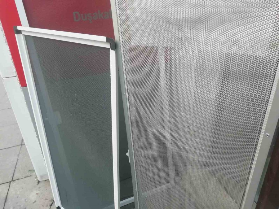 Kediler Camdan Düşmesinler Diye Alüminyumdan Sineklik Üretti