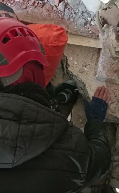 Enkaz Altında Çividen Korkan Çocuğu Çiviye Çorap Geçirip Çıkarttılar