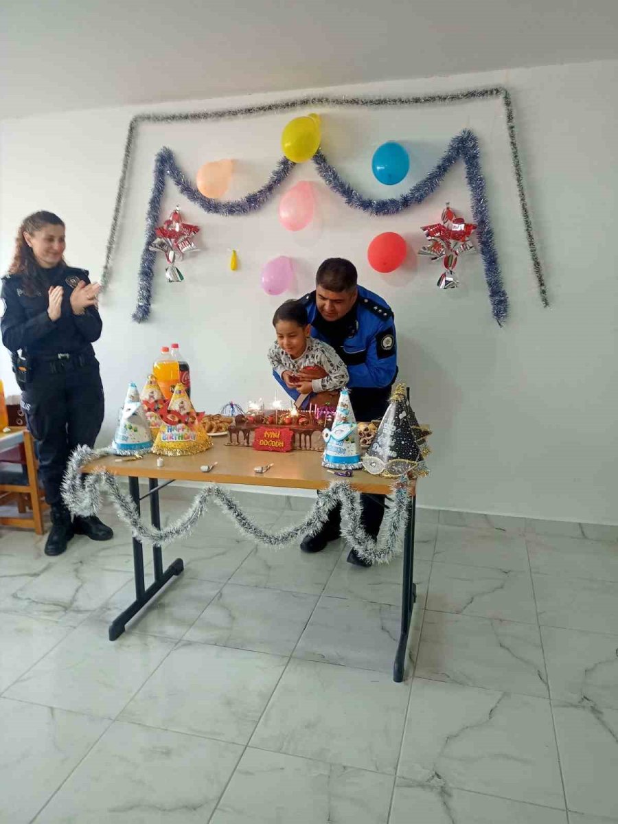 Depremzede Miniğe Doğum Günü Sürprizi