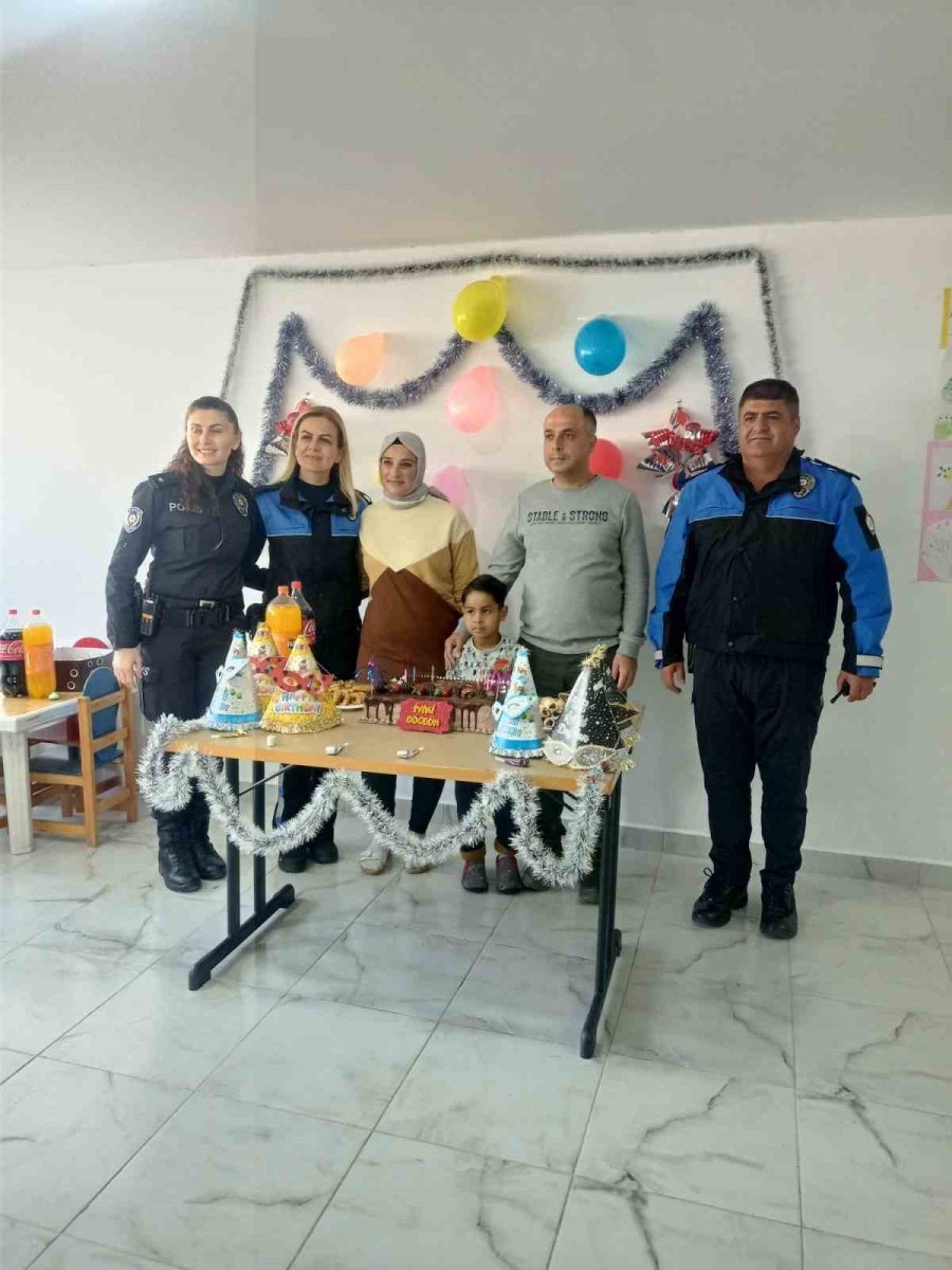 Depremzede Miniğe Doğum Günü Sürprizi