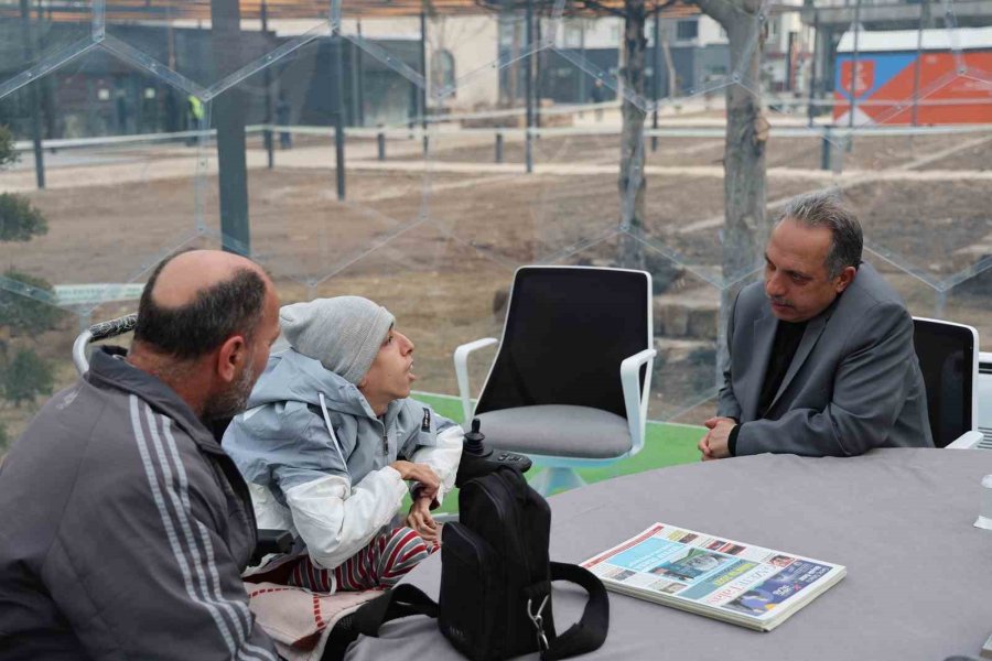 Elbistan’da Kol Kola, Şeffaf Odada Baş Başa