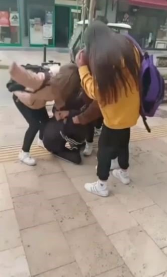 Kız Öğrenciler, 14 Yaşındaki Kızı Saçlarından Tutup Dövdü