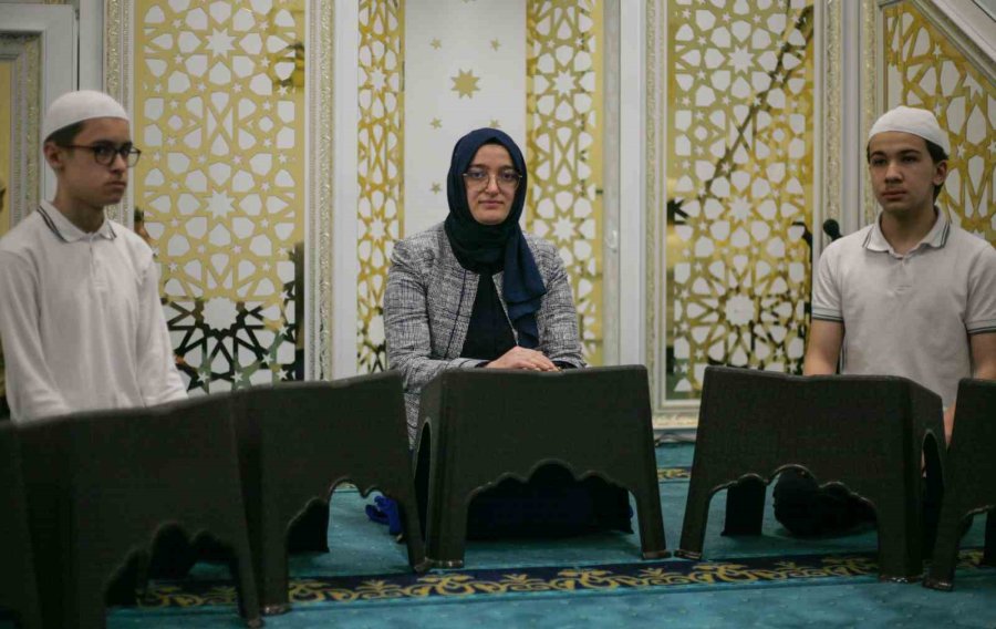 Depremzede Dedenin Ağlayarak Yaptığı Hatim Talebini Yerine Getirdiler