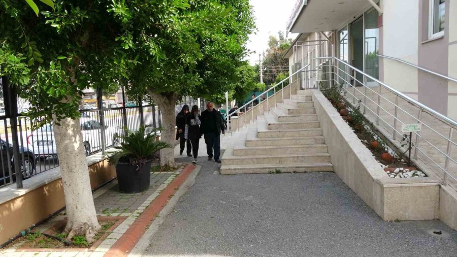 Kız Öğrenciler, 14 Yaşındaki Kızı Saçlarından Tutup Dövdü