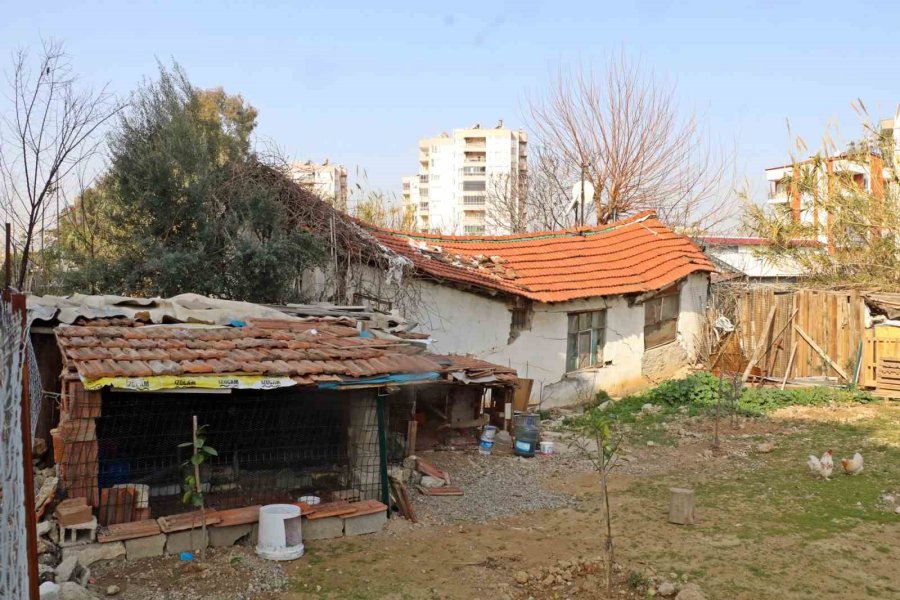 Antalya’da Eğik Evlerde Diken Üstünde Yaşam