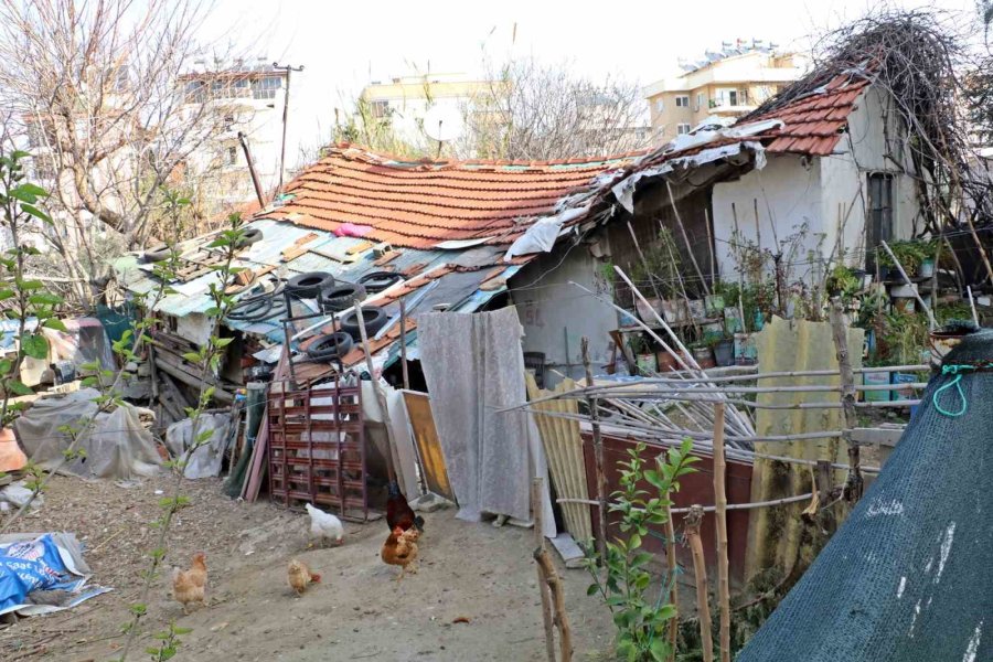 Antalya’da Eğik Evlerde Diken Üstünde Yaşam