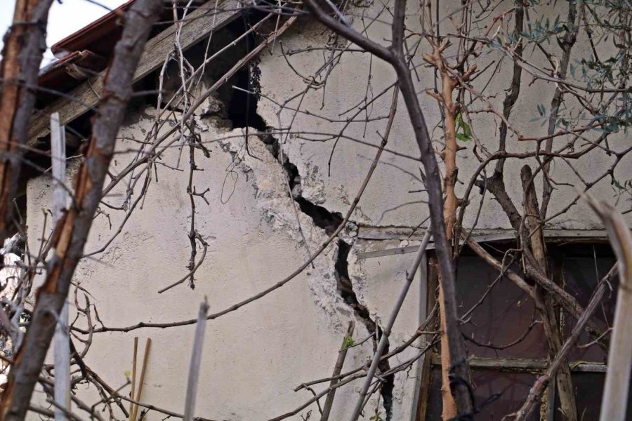 Antalya’da Eğik Evlerde Diken Üstünde Yaşam