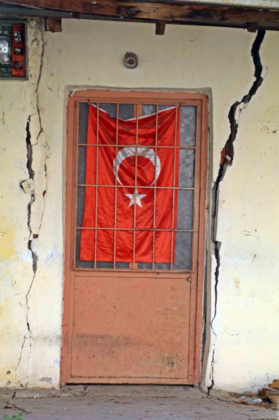 Antalya’da Eğik Evlerde Diken Üstünde Yaşam