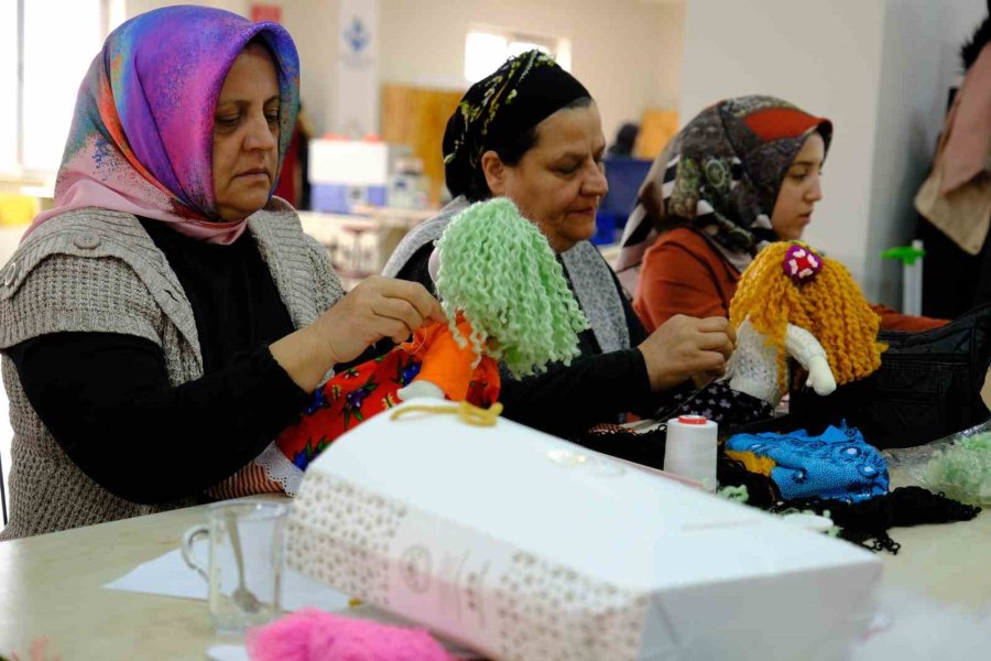 Sivrihisarlı Kadınlar Depremzede Çocuklar İçin Alın Teri Döküyorlar