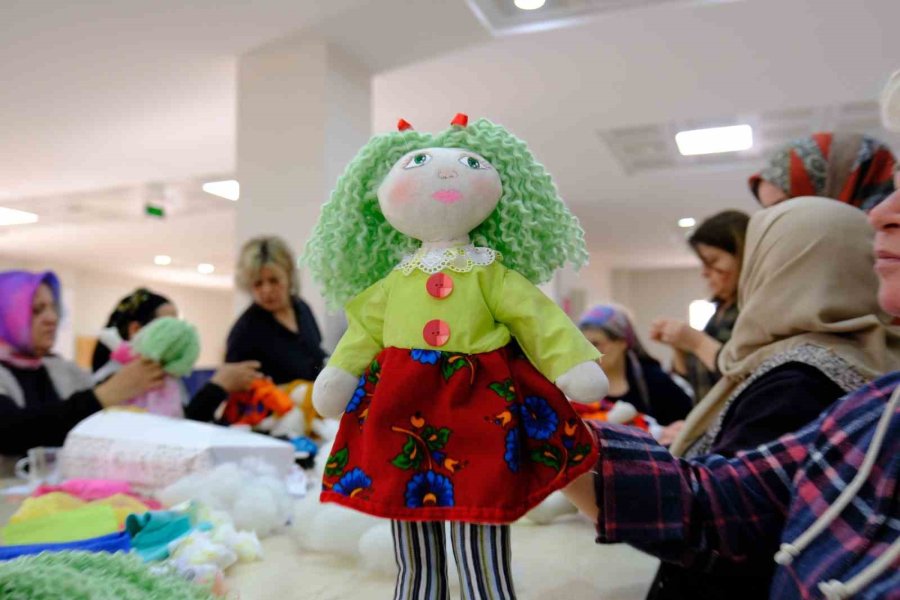 Sivrihisarlı Kadınlar Depremzede Çocuklar İçin Alın Teri Döküyorlar