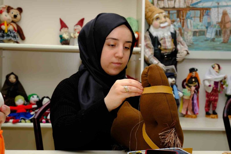 Sivrihisarlı Kadınlar Depremzede Çocuklar İçin Alın Teri Döküyorlar