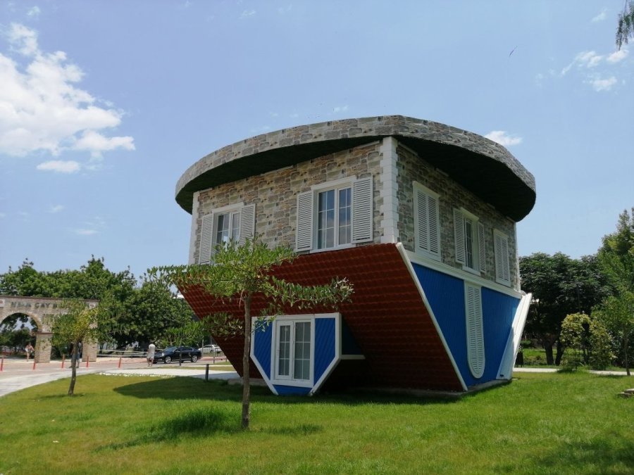 Ziyaretçilerinin Adeta Başını Döndüren Ters Evi 29 Bin 694 Kişi Ziyaret Etti