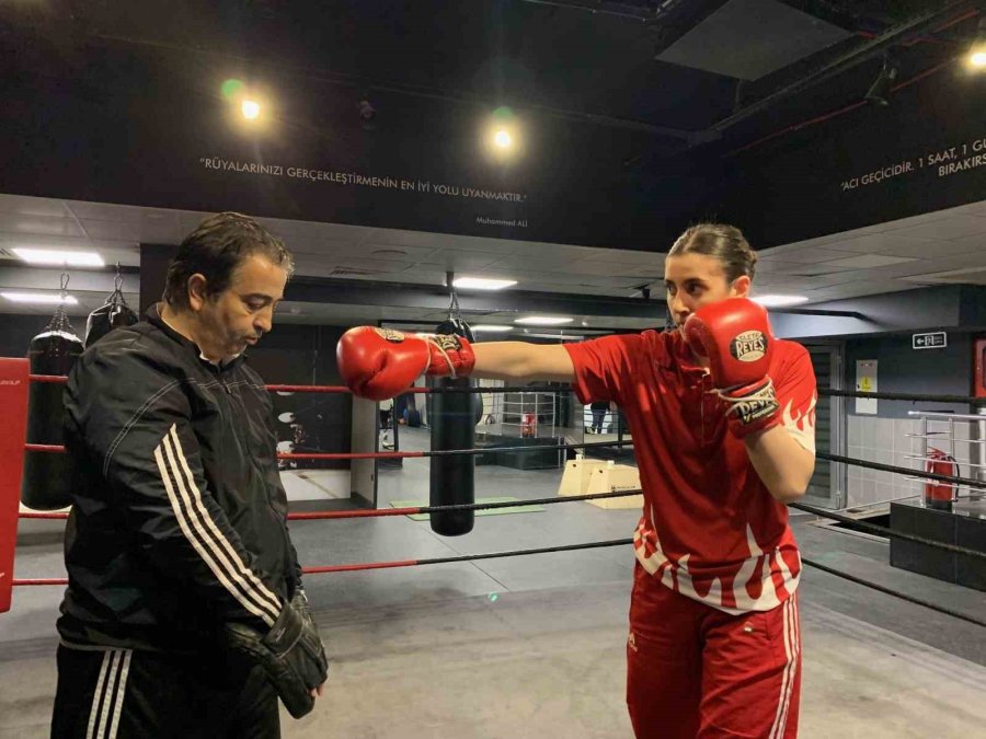 Kendi Dağlarda Kızı Ringlerde Türk Bayrağını Dalgalandırıyor