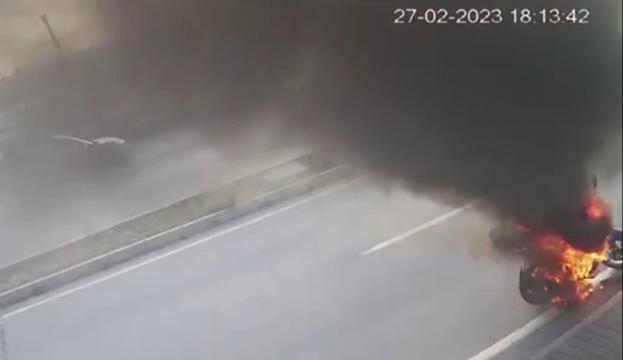 Plakasını Söktüğü Motosikletini Yakıp Gitti